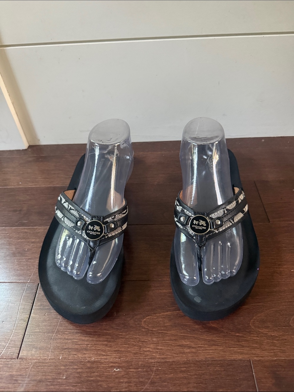 Coach signature Jasmine flip-flops sz 10